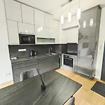 Holesovice Retreat, Balcony, Air-con And Secure Parking 公寓