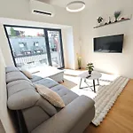 Holesovice Retreat, Balcony, Air-con And Secure Parking 公寓 *
