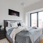 公寓 Holesovice Retreat, Balcony, Air-con And Secure Parking 布拉格