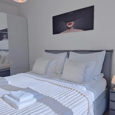 Holesovice Retreat, Balcony, Air-con And Secure Parking *
