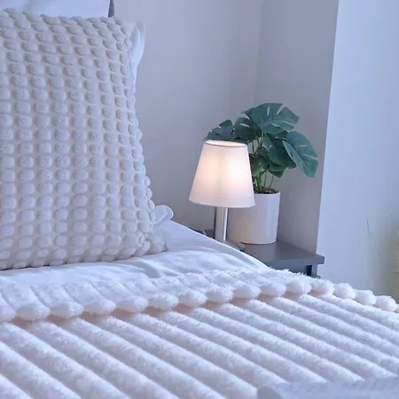 Διαμέρισμα Holesovice Retreat, Balcony, Air-con And Secure Parking *
