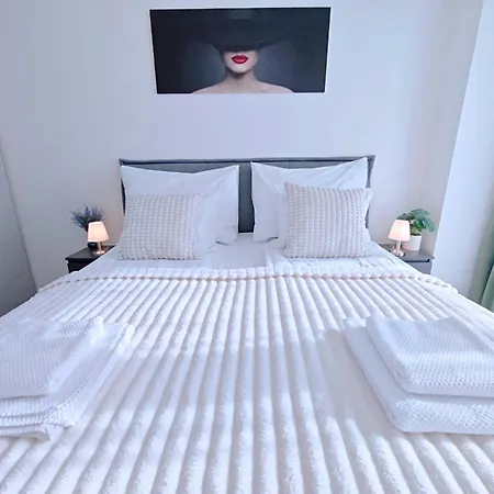 Holesovice Retreat, Balcony, Air-con And Secure Parking *