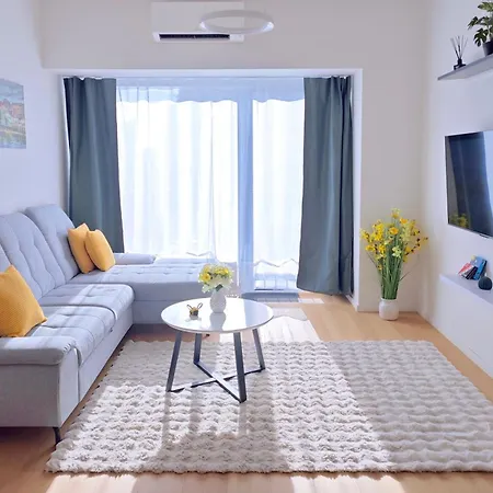 Holesovice Retreat, Balcony, Air-con And Secure Parking *