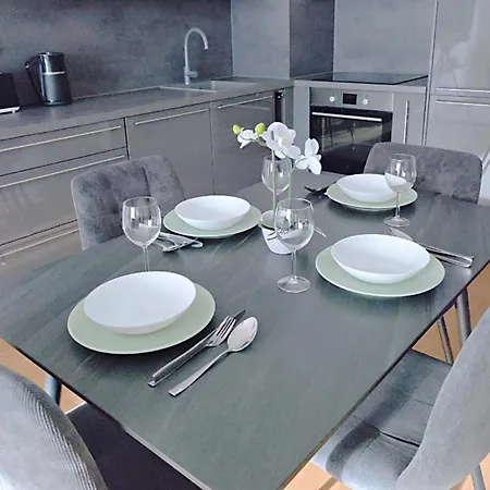 Holesovice Retreat, Balcony, Air-con And Secure Parking Διαμέρισμα Πράγα