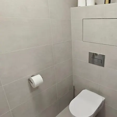 Holesovice Retreat, Balcony, Air-con And Secure Parking Διαμέρισμα Πράγα