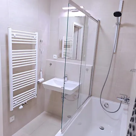 Holesovice Retreat, Balcony, Air-con And Secure Parking Διαμέρισμα Πράγα