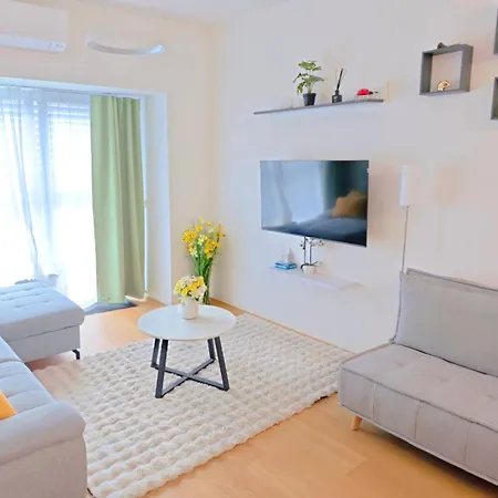 Holesovice Retreat, Balcony, Air-con And Secure Parking Daire *
