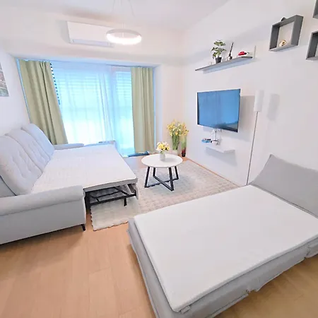 Holesovice Retreat, Balcony, Air-con And Secure Parking * Prag