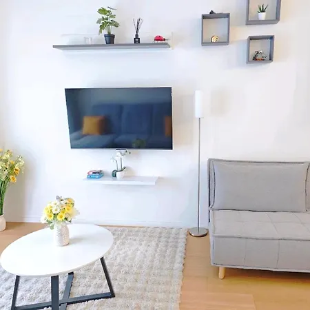 Holesovice Retreat, Balcony, Air-con And Secure Parking Daire *