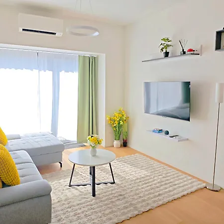 Holesovice Retreat, Balcony, Air-con And Secure Parking *