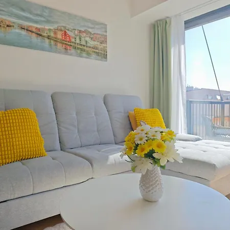 Holesovice Retreat, Balcony, Air-con And Secure Parking Daire *
