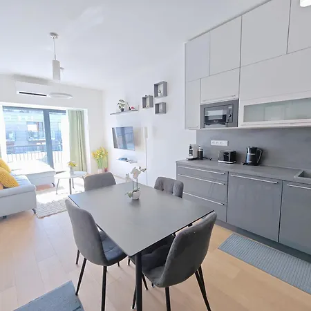 Daire Holesovice Retreat, Balcony, Air-con And Secure Parking *