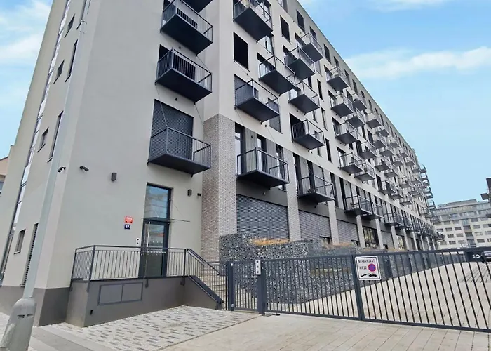 Apartment Holesovice Retreat, Balcony, Air-con And Secure Parking Prag