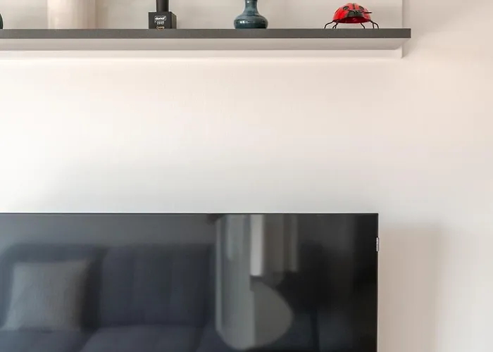 Apartment Holesovice Retreat, Balcony, Air-con And Secure Parking Prag