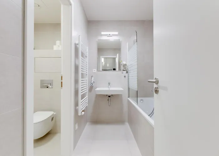Holesovice Retreat, Balcony, Air-con And Secure Parking Apartment *