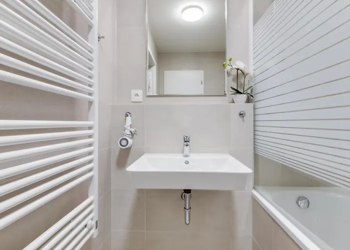 Holesovice Retreat, Balcony, Air-con And Secure Parking